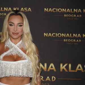 PROVOKATIVNA MAJA RASPAMETILA SVE OBJAVOM IZ KREVETA! Pevačica se snimala u donjem vešu, od prizora padaju vilice