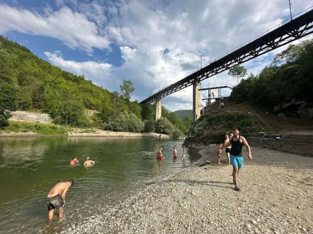 Ljudi na plaži Petrovac