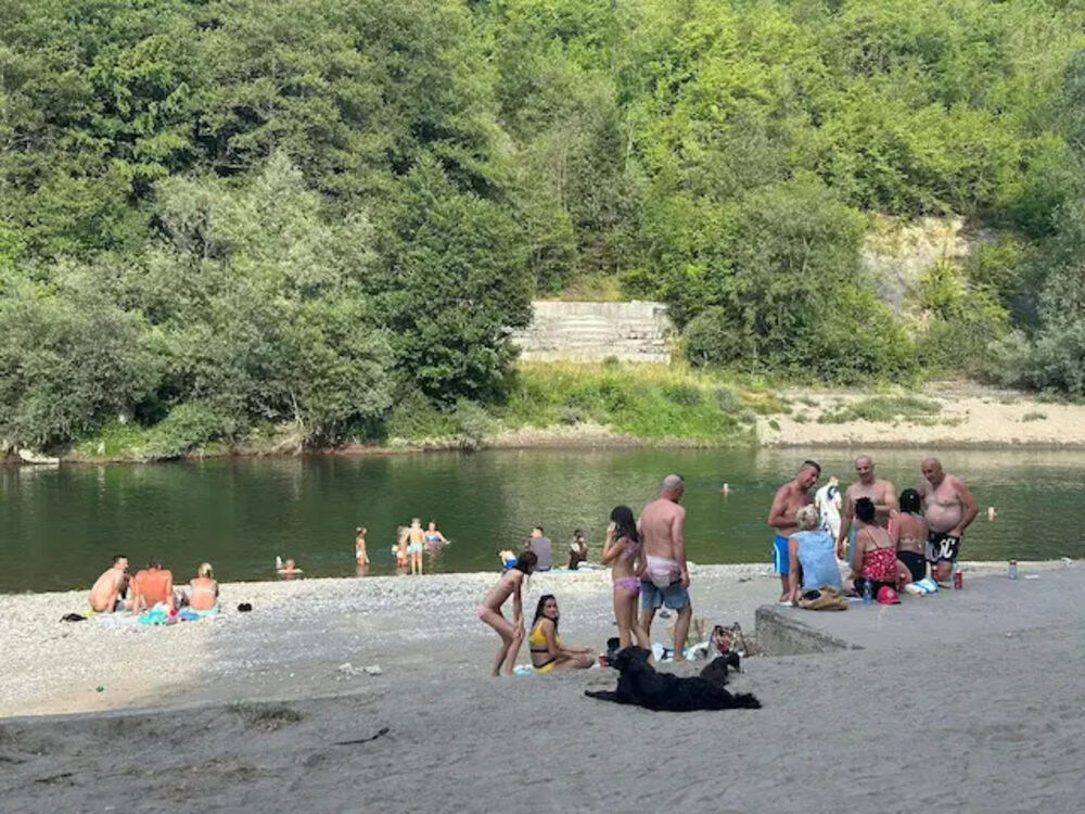 Ljudi se kupaju na plaži Petrovac