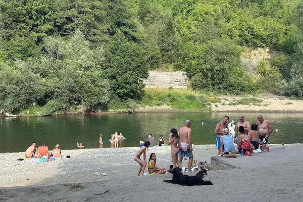 Dženan iz Nemačke svake godine dolazi da se kupa na "srpsko more": Ova plaža je spas od vrelih letnjih dana (FOTO)
