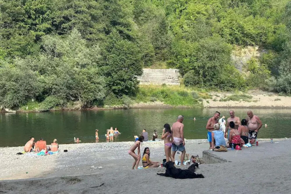 Dženan iz Nemačke svake godine dolazi da se kupa na "srpsko more": Ova plaža je spas od vrelih letnjih dana (FOTO)