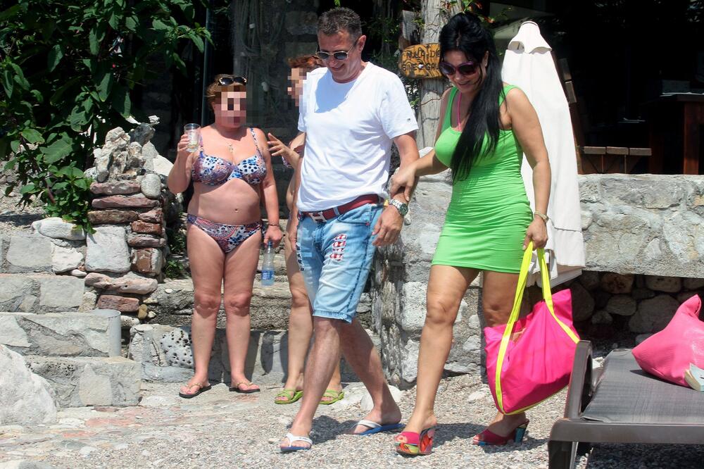 Srbi su 2018. godine goreli zbog 18+ fotki! Biznismen Rstić kidisao i skidao joj kupaći na plaži - Zlata u transu