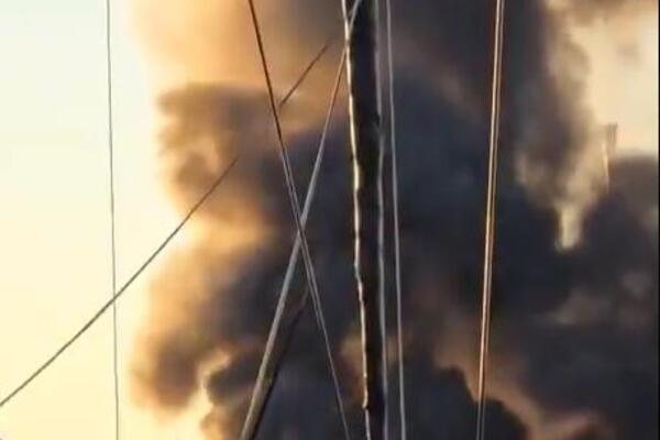 Ogromna vatra guta jahtu, preti da se proširi i na ostala plovila! Strašni snimci požara u Sen Tropeu (VIDEO)