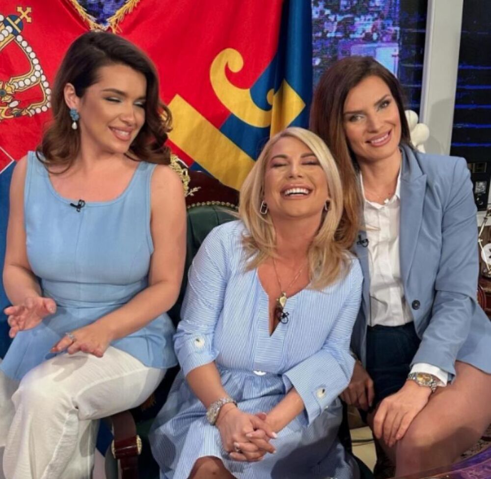 Voditeljke poziraju u Jovaninom kabinetu