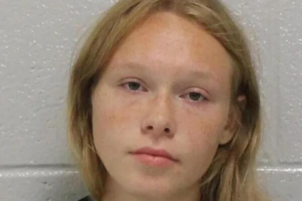 Sara brutalno ubila majku i očuha, njihova tela pronašla mlađa sestra! Detalji krvavog pira tresu svet (FOTO)