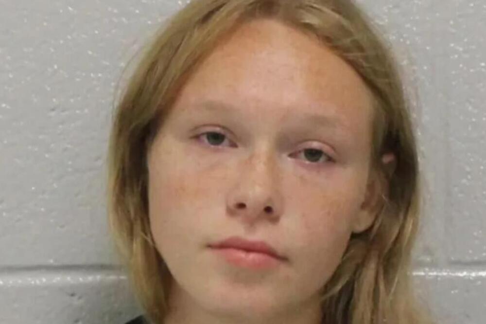 Sara brutalno ubila majku i očuha, njihova tela pronašla mlađa sestra! Detalji krvavog pira tresu svet (FOTO)