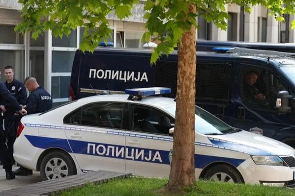 Krvavi obračun maloletnika u Novom Pazaru! Nasrnuo nožem na vršnjaka, izbodeni dečak hitno prevezen u bolnicu