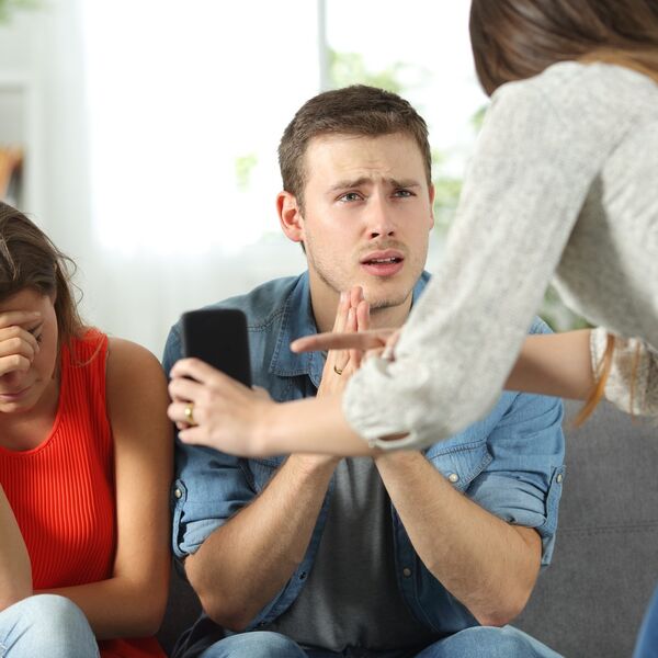 U KREVETU SUŠA, U TELEFONU POTOP EROTIKE! Trudnica u šoku zbog muževljevih snimaka - Srbi odmah USKOČILI U POMOĆ