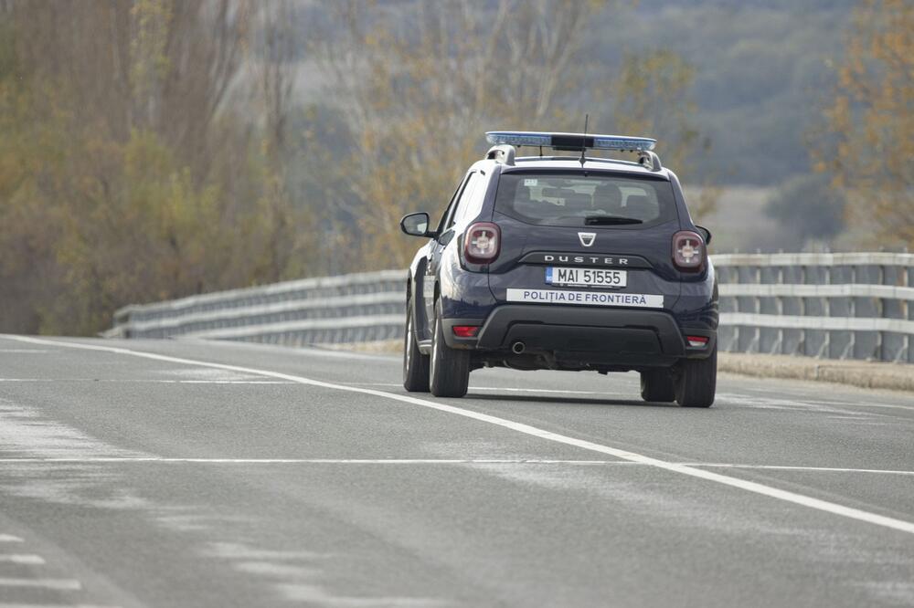 KOMBI PUN SRBA SLETEO S PUTA U SEVERNOJ MAKEDONIJI: Krenuli u Grčku, sumnja se da je VOZAČ ZASPAO ZA VOLANOM?!
