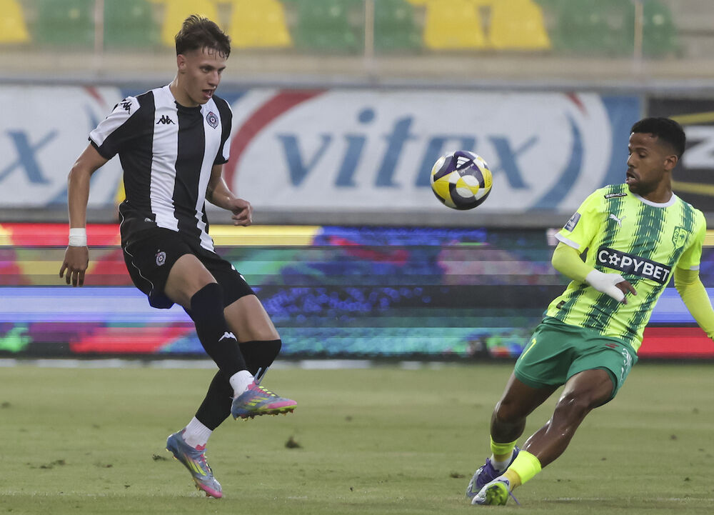 Detalj sa prbog meča u Larnaki... Ognjen Ugrešić sa loptom