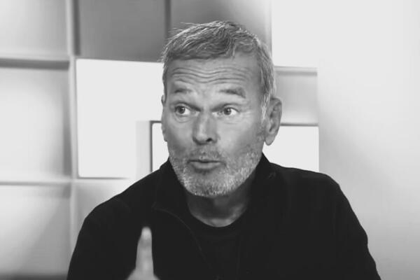 Tragičnije ne može! Preminuo poznati voditelj