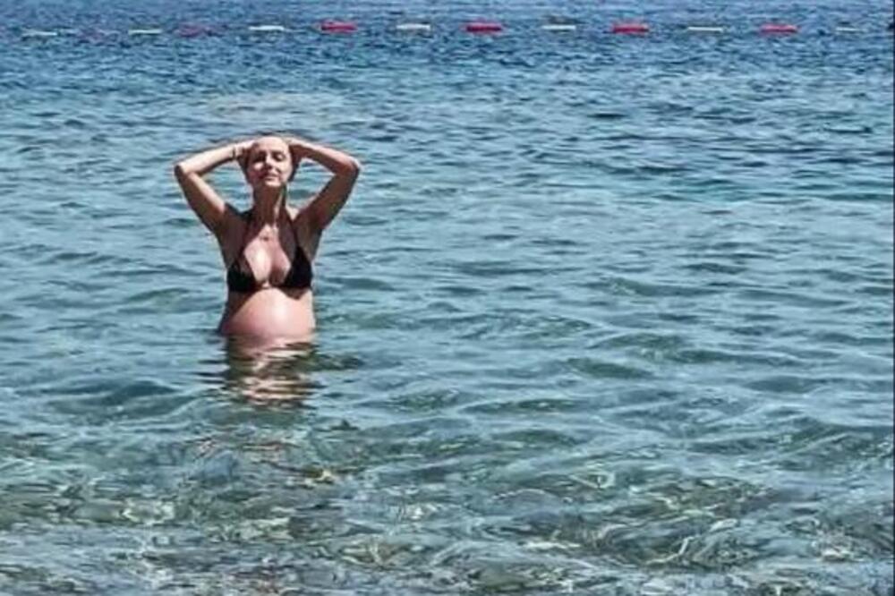 Samo što se ne porodi u vodi! Sa stomakom do zuba uronula u more, bikini jedva provireo - šok prizor