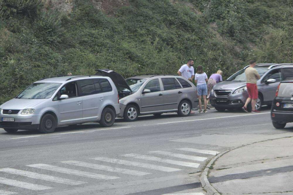 Tri automobila se zakucala jedan u drugi! Lančani sudar u Prijepolju! Stvara se velika gužva na ovoj deonici (FOTO)
