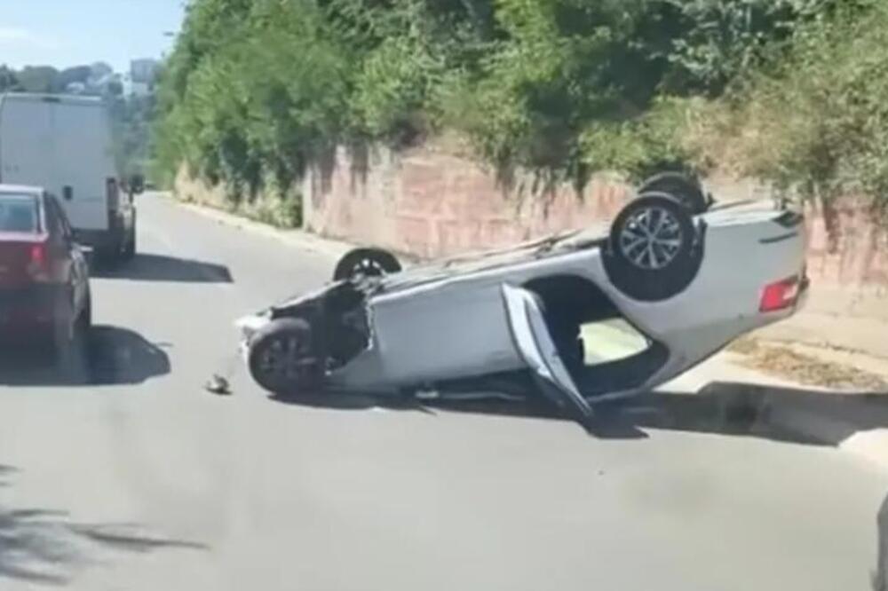 (VIDEO) Teška nesreća u Rakovici, automobil se prevrnuo na krov: Zabeležen jeziv snimak!