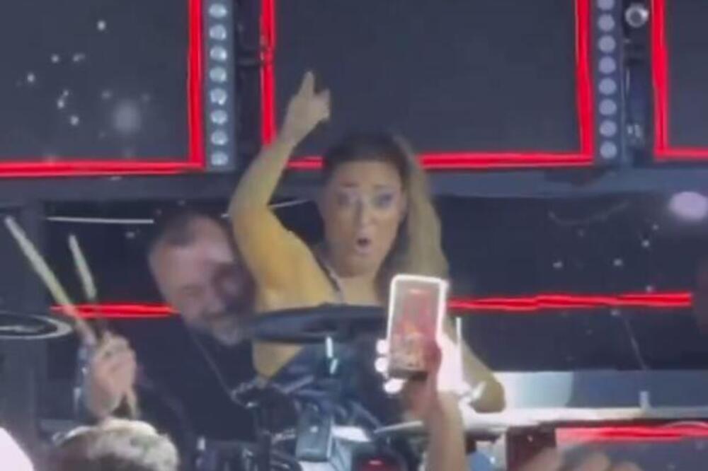 Uznemirujuće! Ana Nikolić se tuče palicom po glavi, prizor je više nego stravičan