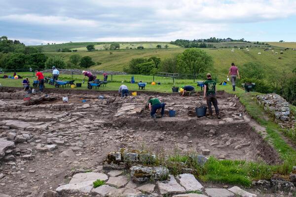 ŠTA JE SAD OVO?! PRONAĐENI TRAGOVI VOJNIKA IZ SRBIJE I HRVATSKE Kod Hadrijanovog zida otkrivene i džinovske CIPELE!