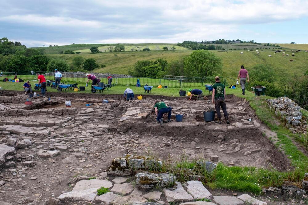 ŠTA JE SAD OVO?! PRONAĐENI TRAGOVI VOJNIKA IZ SRBIJE I HRVATSKE Kod Hadrijanovog zida otkrivene i džinovske CIPELE!