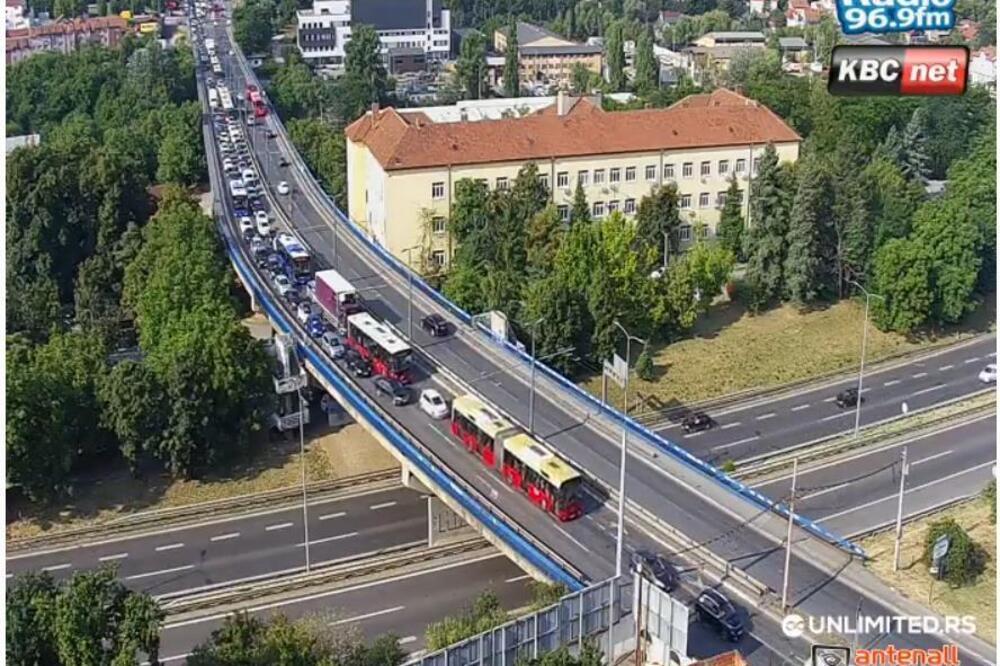 Jutarnji špic je u toku, reke vozila na Plavom mostu ka gradu: Ulice prohodne, saobraćaj se odvija bez zadržavanja