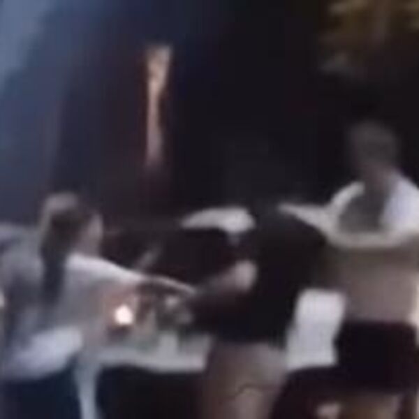 Tuča muškarca i vozača koji mu je zamalo pregazio dete koje vrišti! Drama u Bloku 24, snimak je uznemirujući! VIDEO