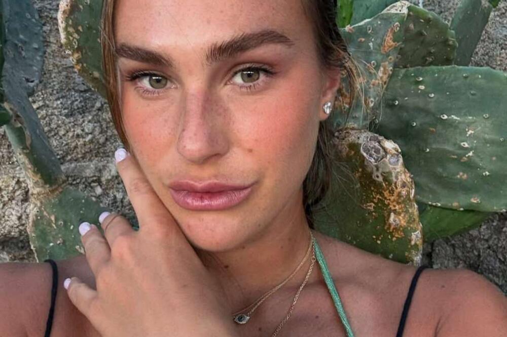 Kakva li im je cela porodica? Iscurele bizarne fotke sa sestrom - neprikladno do bola, TENISERKI PUNE RUKE POSLA