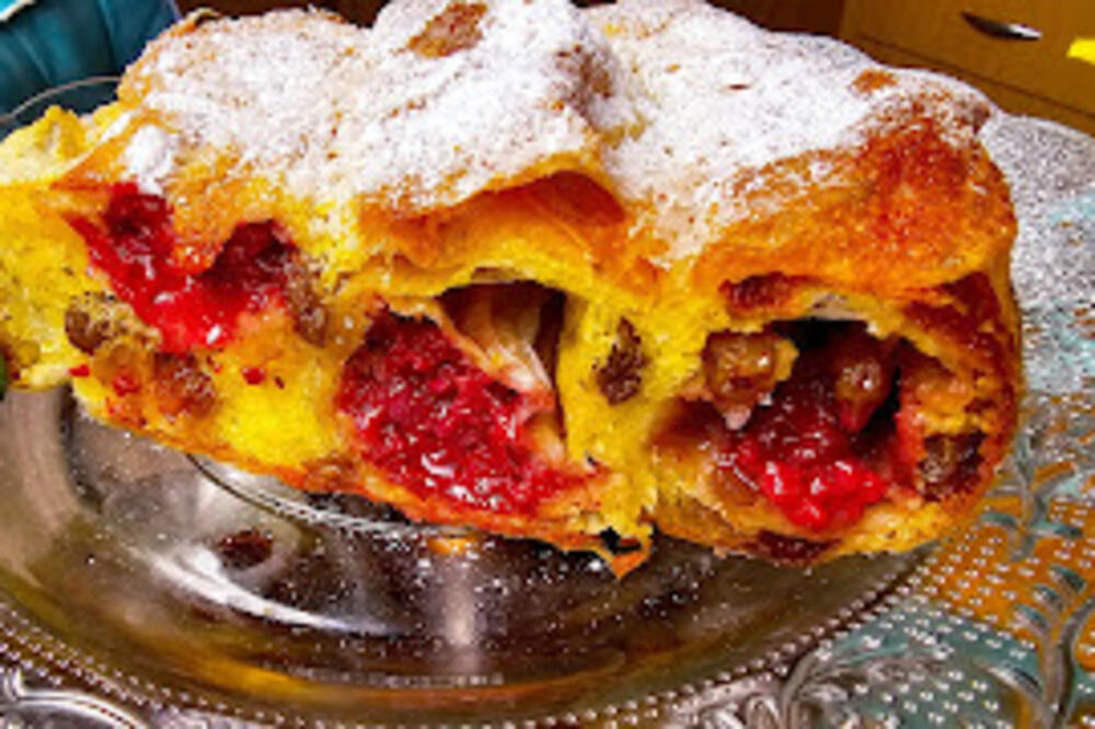 Ova slatka pita se pamti do kraja života! Nadev je od omiljenog voća, a ukus ravan božanstvu