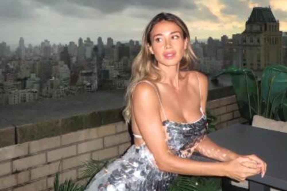 Ovako izgleda leto u Njujorku: Dileta Leota u disko mini haljini rasteruje tmurne oblake