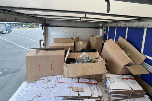 Zaplena na graničnom prelazu šokirala policiju! Kada su otvorili kamion sačekala ih je ogromna količina... (FOTO)