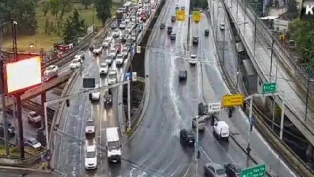 Kiša izazvala kolaps širom Beograda, sve je stalo: Najveća gužva na Plavom mostu i Autokomandi, vozila mile!