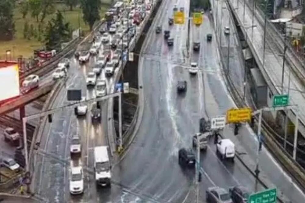 Kiša izazvala kolaps širom Beograda, sve je stalo: Najveća gužva na Plavom mostu i Autokomandi, vozila mile!