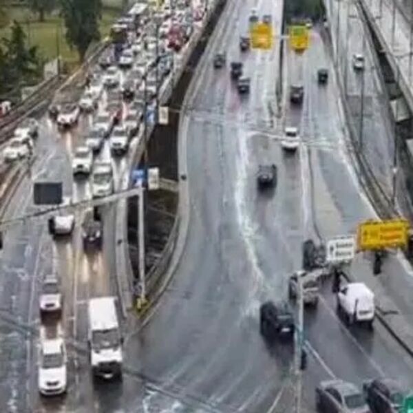 Kiša izazvala kolaps širom Beograda, sve je stalo: Najveća gužva na Plavom mostu i Autokomandi, vozila mile!