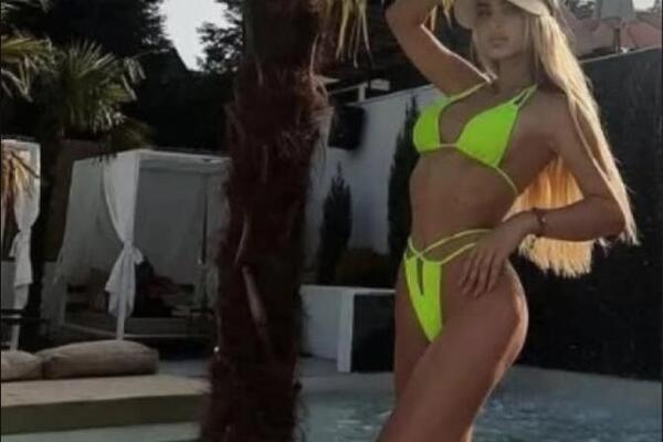 NA SRED TANGICA RUPA! Voditeljka RED tv-a nije za maloletne, intima samo što nije izašla vani