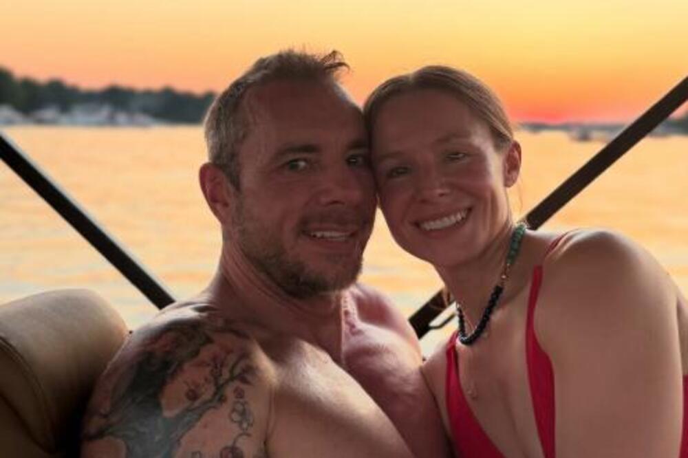 JAVNO OBJAVIO GOLU SLIKU SVOJE ŽENE! Poznati su po svingeraju, a sad pokazao kakva je u "doggy"