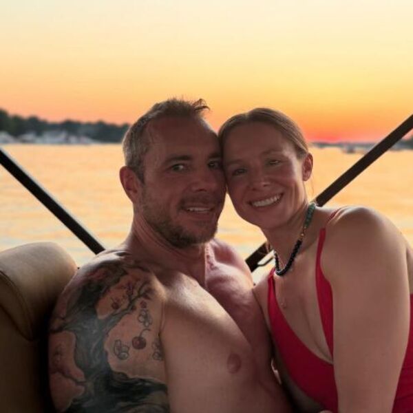 JAVNO OBJAVIO GOLU SLIKU SVOJE ŽENE! Poznati su po svingeraju, a sad pokazao kakva je u "doggy"