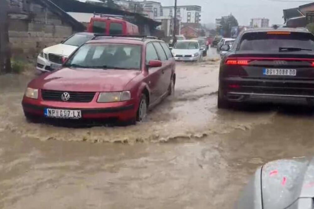 Stravično nevreme u Novom Pazaru, ulice pod vodom: Vetar čupao drveće u Leskovcu, apokaliptični prizori