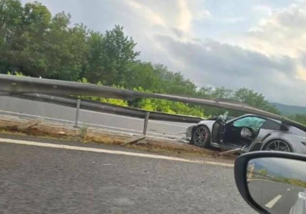 Avtomobil pri Beli Palanki prebil zaščitno ograjo na avtocesti Pirot-Niš