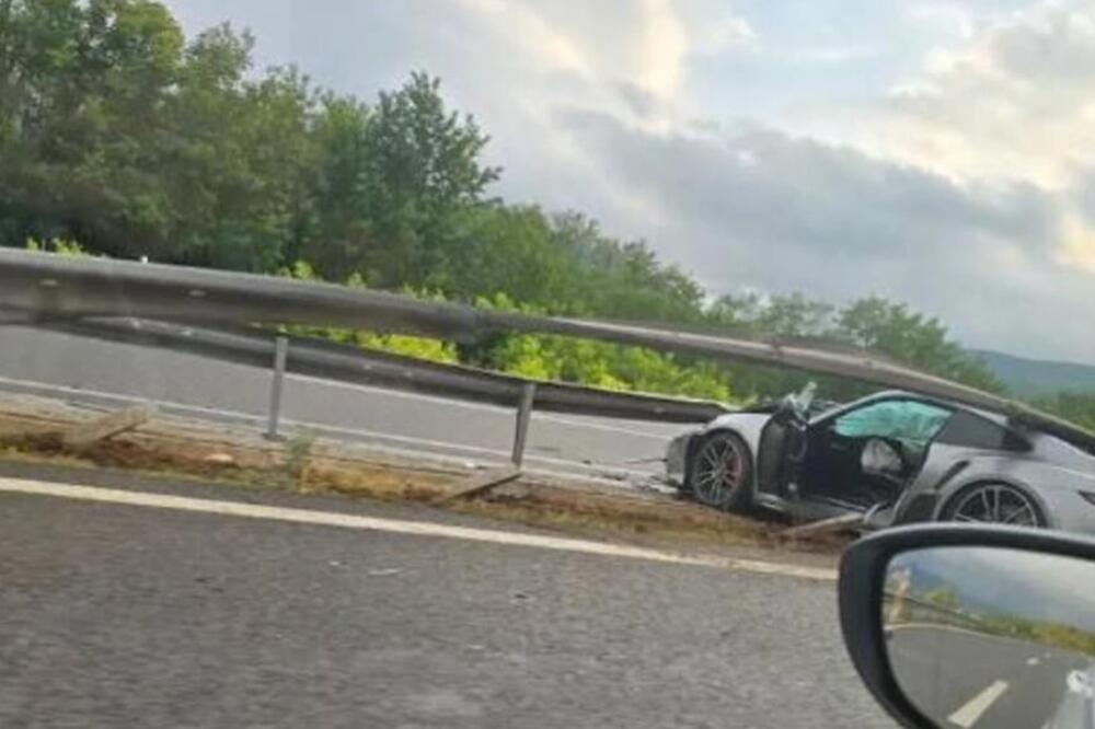 Strašna saobraćajna nezgoda kod Bele Palanke: Autom probio zaštitnu ogradu, vozilo potpuno smrskano! (FOTO)