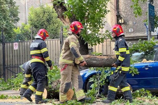 Žena poginula u strašnom nevremenu u Rumuniji! Vetar nosi krov sa zgrade, stabla padala po automobilima (VIDEO)