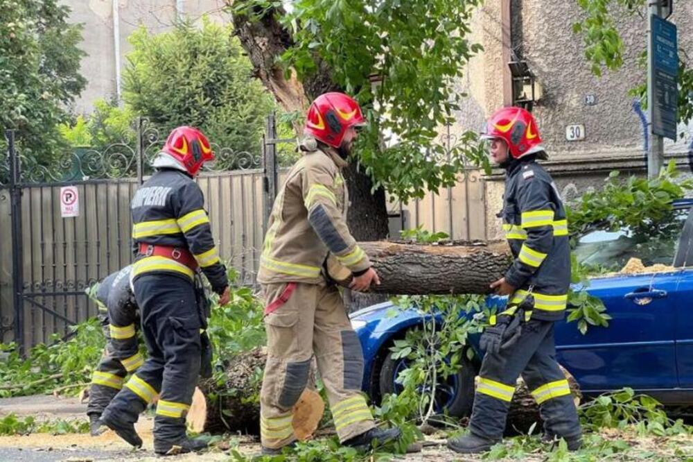 Žena poginula u strašnom nevremenu u Rumuniji! Vetar nosi krov sa zgrade, stabla padala po automobilima (VIDEO)