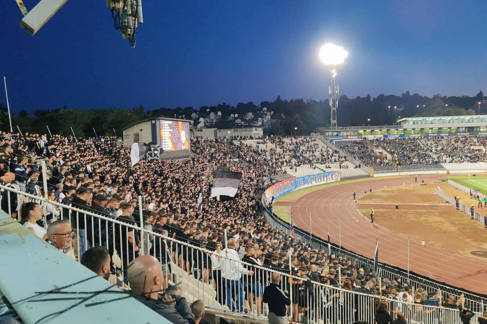 Fudbaleri Partizana izašli na teren u majicama Grobari - na tribinama 20.000 gledalaca (Foto)