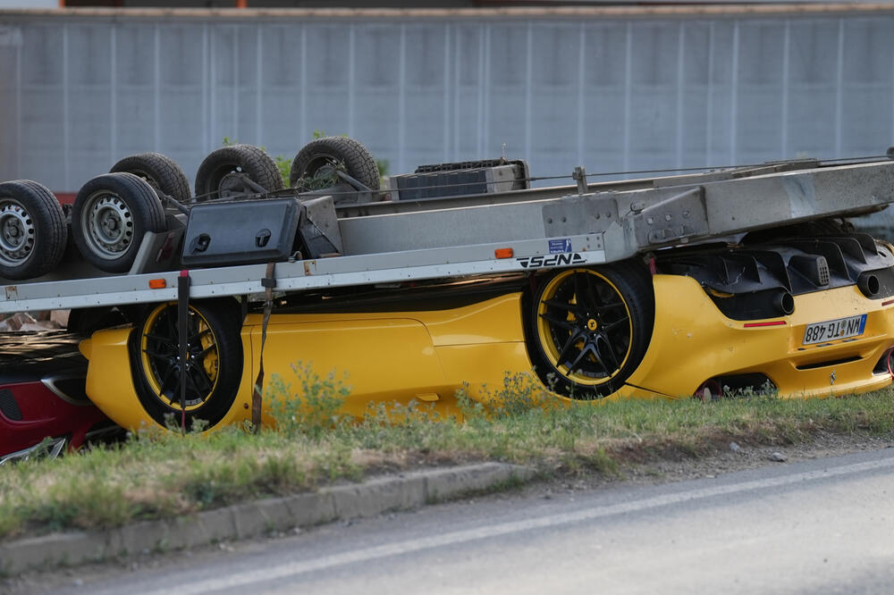 Vozač auto-prikolice izgubio kontrolu pa nastao haos! Automobili završili prevrnuti na krovu, strašne scene (FOTO)