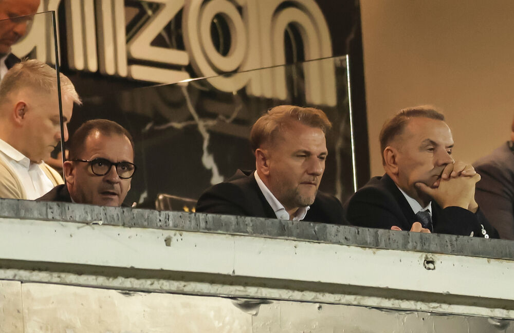 Ostoja Mijailović, predsednik KK Partizan na utakmici protiv AEK-iz Larnake između Predraga Mijatovića i Rasima Ljajića, članove uprave FK Partizan