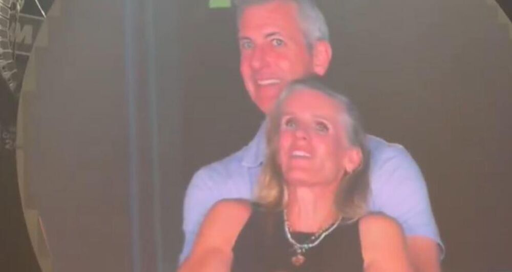 "Ona je dokazana liderka u brojnim rastućim kompanijama": Ovako je oženjeni direktor hvalio ljubavnicu na POSLU!