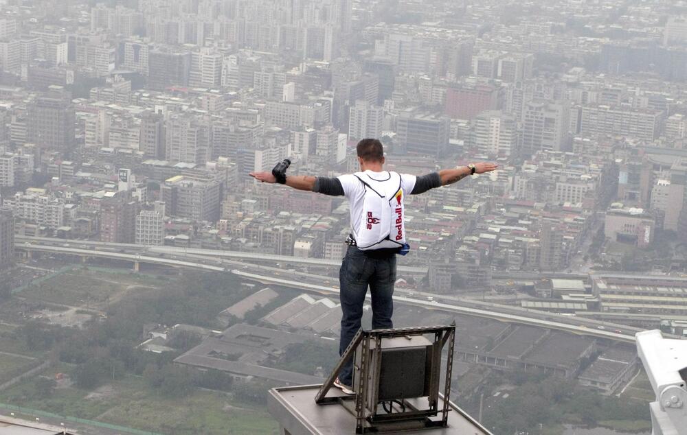 Bio mrtav i pre nego što je pao u bazen, dobio SRČANI UDAR u vazduhu? Novi, horor detalji pogibije Baumgartnera