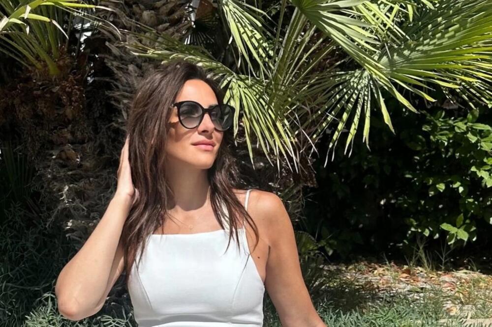 Puca minić na voditeljki Prve: Haljinica otkrila i previše, sve oči uprte su dole, vreba toplotni udar zbog prizora