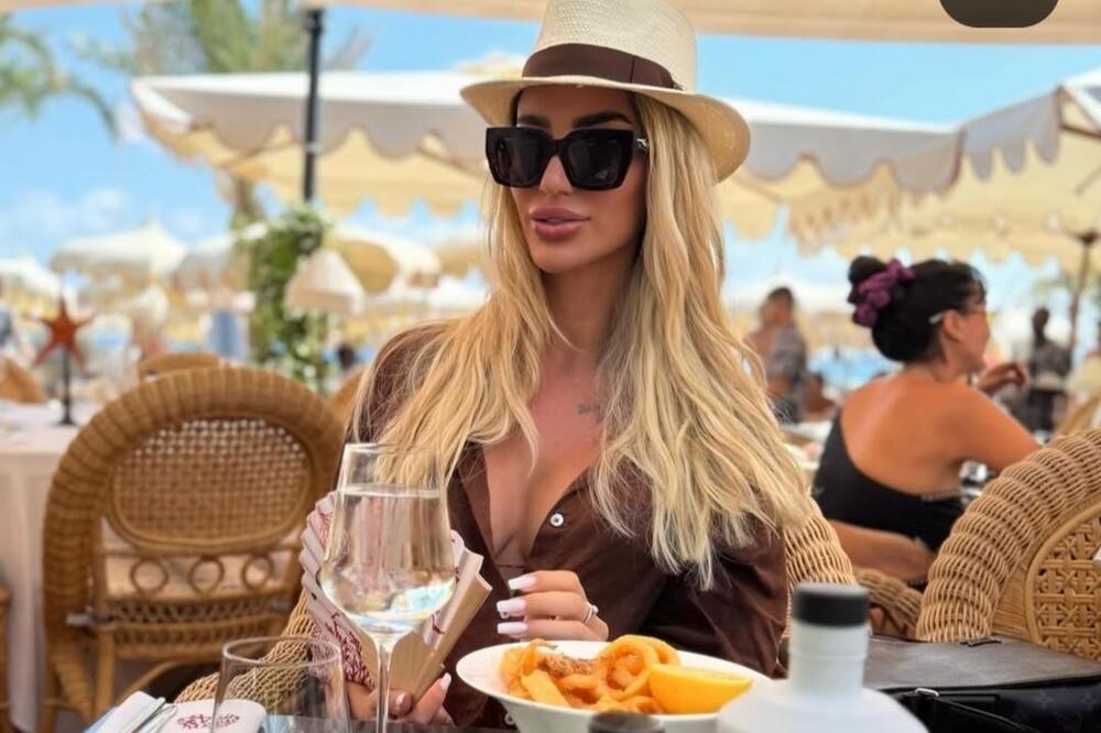 Ne zna se s koje strane je bolja: Plavuša se razgolitila i pokazala gde je najjača, poprsje samo što joj ne prsne