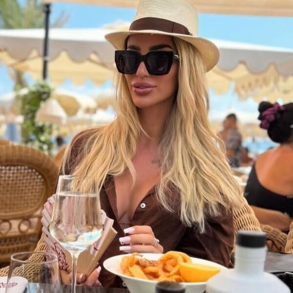 Ne zna se s koje strane je bolja: Plavuša se razgolitila i pokazala gde je najjača, poprsje samo što joj ne prsne