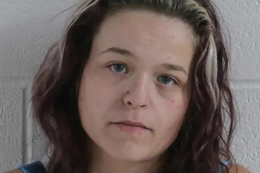 MAJKA IZ PAKLA! Angelina vezala sina jer nije hteo da pokupi pseći izmet golim rukama! Pitbul GA NAPA I DOKRJAČIO!