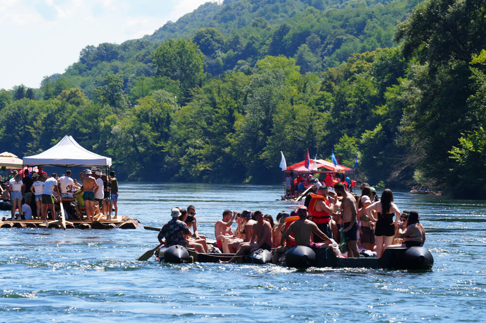 Neverovatne slike sa zapada Srbije, rekom Drinom zaplovilo oko 20.000 ljudi! Najbolja žurka u ovom delu zemlje