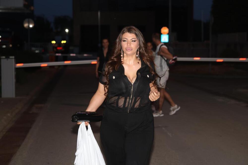 Utegla se u crni kombinezon i isturila bujno poprsje: Sve uči noćas uprte su u njene obline, na njoj puca baš sve