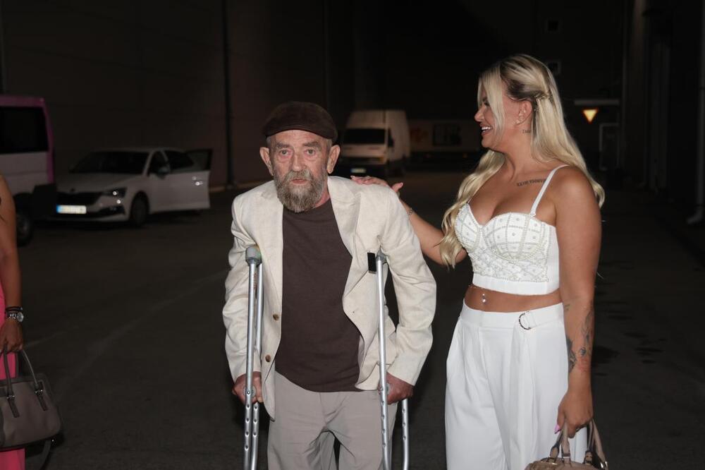 Ko je ovaj čovek? Došao sa štakama, ljudi bez reči zbog prizora, uz njega je sve vreme ona, a njene reči odjekuju